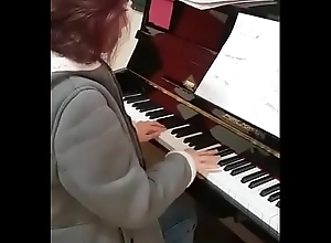 YO TOCANDO EL PIANO - ME Carrying-on Be passed on PIANO