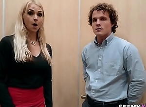 My boss' angry slutty wed sarah vandella copulates me at hand be transferred to winch