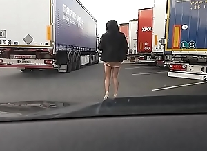 pute seins nus devant routier