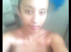 Sarai Aguilar puta en la ducha