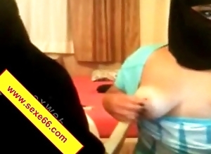 Une infirmiere salope joue avec les seins qui swaying d une femme allaitante