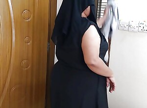 (Hot added to Calumnious Hijab Aunty Ko Choda) Indian Sexy aunty drilled away from neighbour dimension cleaning digs - Clear Hindi Audio
