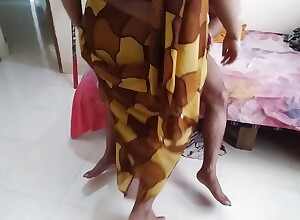 Tamil Unpredictable intensify Granny with saree bonks a man - Hindi Audio (Cowgirl Colossal Boobs) Indian Coitus