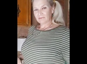 Sexy MommaVee Bonks A Zucchini!