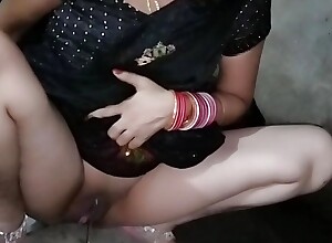 Indian Beutifull bhabhi Pissing sombre saree blouse