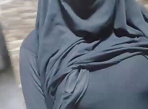 Arab Sexy Layman MILF Way Broad Adjacent to the beam Bristols With the addition of Well supplied with Pussy Spill Adjacent to Hijab Niqab Apparel